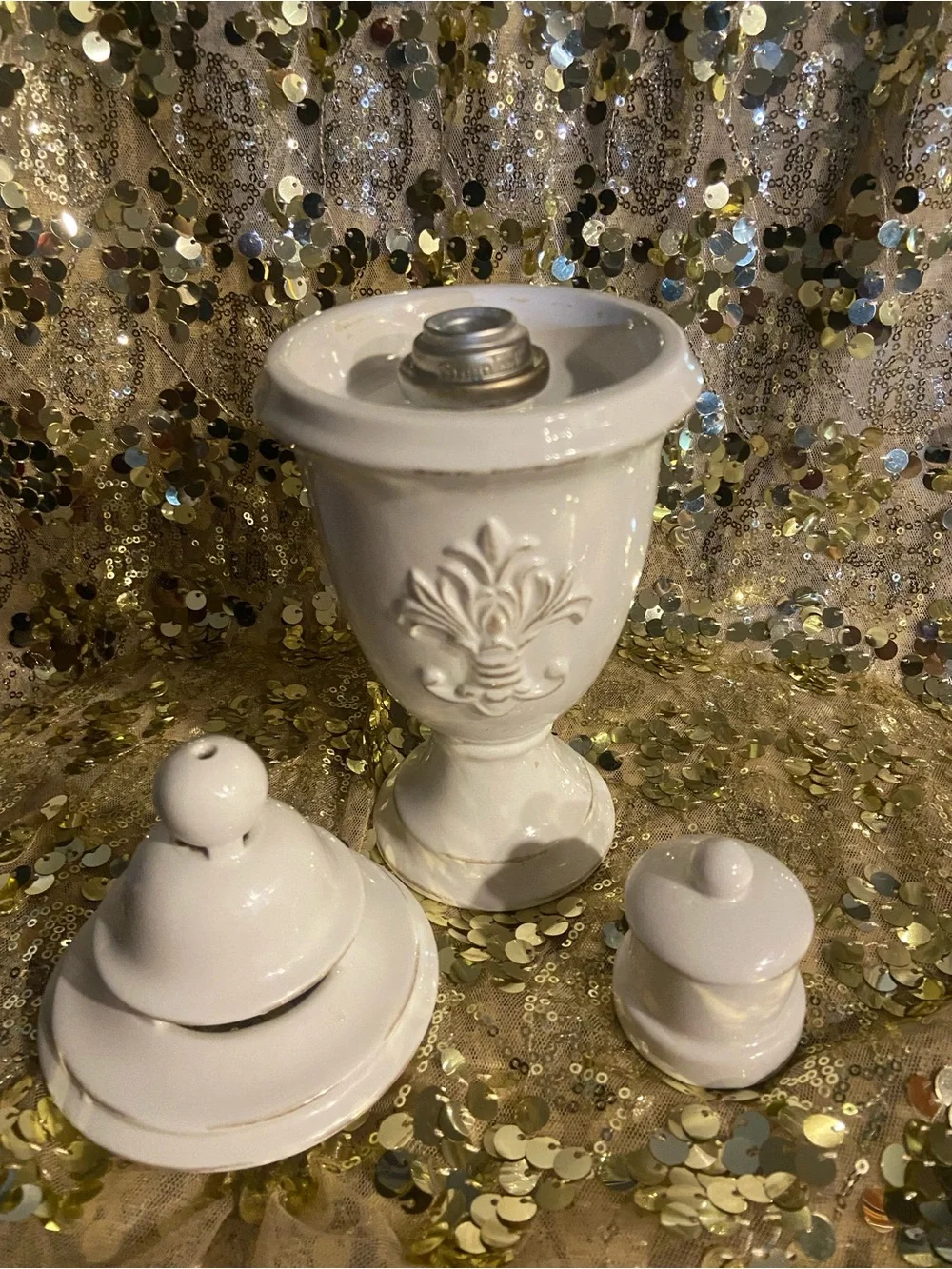 Greenleaf  Fleur De Lis Aroma Decor Diffuser With White Finish  EUC